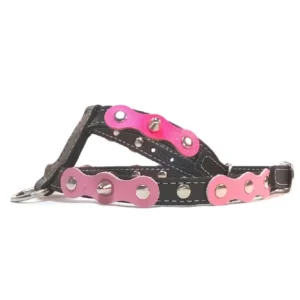 Harnais pour chien en cuir “Sweet Fusion” noir avec pointes argentées arrondies et accents fuchsia, vu du côté droit.