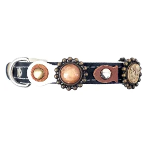 Zijkant van deze Autumn design luxe leren kattenhalsband met elastische veiligheidssluiting in stijlvolle natuurlijke kleuren.