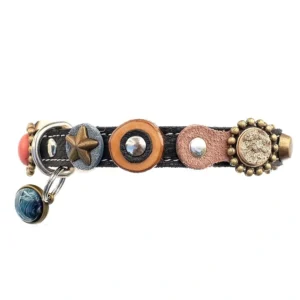 Leren kattenhalsband Jeans design met herhalend patroon van gouden studs, roze en blauwe accenten en stevige metalen ring.