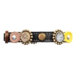 Vooraanzicht van leren kattenhalsband Jeans design met stervormige studs, sierstenen en ronde kralen op zwart leer.