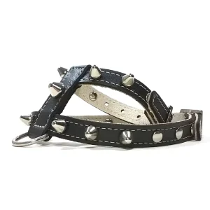 Voorkant van studded punk zwart leren hondentuigje met spikes.