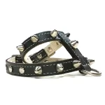 Seite vom Punk Spike schwarz Leder Hundegeschirr mit Nieten.