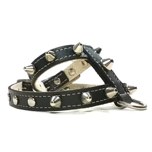 Seite vom Punk Spike schwarz Leder Hundegeschirr mit Nieten.