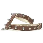Vorderseite vom Punk Spike braun Leder Hundegeschirr mit Nieten.