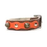 Bracelet avec boucle reglable en cuir orange noir ou marron faite à la main avec des clous élégants, Design Studded