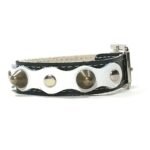 Bracelet avec boucle reglable confortable en cuir blanche noir ou brune faite à la main avec des clous élégants, Design Studded