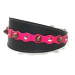 Handgemaakte comfortabele windhond galgo halsband met fuchsia roze lederen patches en elegante studs, design Studded