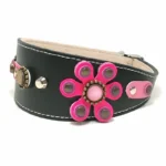 Linke Seitenansicht des handgefertigten “Fuchsia Fantasy Flair” Leder‑Windhundhalsbands mit einer kunstvoll geformten rosa Blume, gestaltet mit geschichteten Blütenblättern und feinen Nähten. Die elegante Kurve folgt der Halslinie eines Windhunds und liegt ebenso sanft und angenehm bei Dackeln und Beagles.