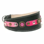 Rechte Seitenansicht des kunstvoll gefertigten “Fuchsia Fantasy Flair” Leder‑Windhundhalsbands mit der dekorativen rosa Blume, deren zarte Tiefe und feine Details das Design hervorheben. Die verjüngte Form passt sich der schlanken Halslinie eines Whippets an und bleibt weich und angenehm für Cavalier King Charles Spaniels und Cocker Spaniels.