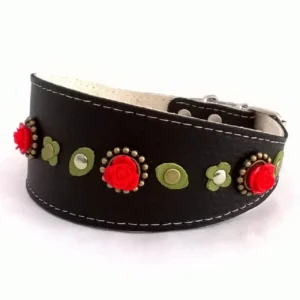 Linke Seitenansicht des handgefertigten “Gothic Rose Romance” Windhundhalsbands, mit roten 3D‑Lederrosen auf schwarzem Leder und heller Innenlage. Die geschwungene Form passt ideal zum Hals eines Windhunds und verleiht Barsois und Zwergspitzen denselben stilvollen, ausdrucksstarken Roseneffekt.