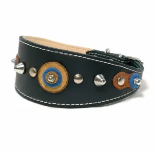 Linke Seitenansicht des handgefertigten “Jeans Artisan Gear” Leder‑Windhundhalsbands mit einer Mischung aus jeans‑blauen und warmen braunen Lederpatches in einer ruhigen, kunsthandwerklichen Anordnung. Die geschwungene Form folgt der eleganten Halslinie eines Windhunds und wirkt ebenso natürlich und stilvoll bei Dackeln und Beagles.