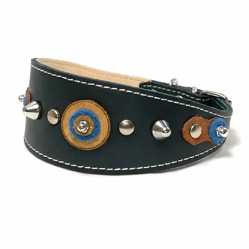 Leder Windhundhalsband “Jeans Artisan Gear” mit Jeans‑Blauen & Braunen Patches – Linke Seite Linke Seitenansicht des handgefertigten “Jeans Artisan Gear” Leder‑Windhundhalsbands mit einer Mischung aus jeans‑blauen und warmen braunen Lederpatches in einer ruhigen, kunsthandwerklichen Anordnung. Die geschwungene Form folgt der eleganten Halslinie eines Windhunds und wirkt ebenso natürlich und stilvoll bei Dackeln und Beagles.