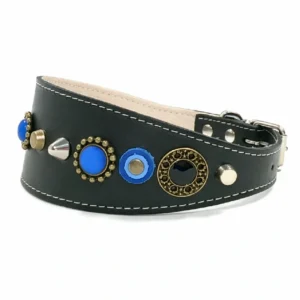 Linke Seitenansicht des handgefertigten “Mediterranean Blue Elegance” Leder‑Windhundhalsbands, bei dem tiefblaue Steine auf glattem schwarzem Leder in einem eleganten Muster angeordnet sind. Die geschwungene Form folgt der feinen Halslinie eines Windhunds und verleiht dieselbe stilvolle, lebendige Präsenz für Dackel und Beagles.