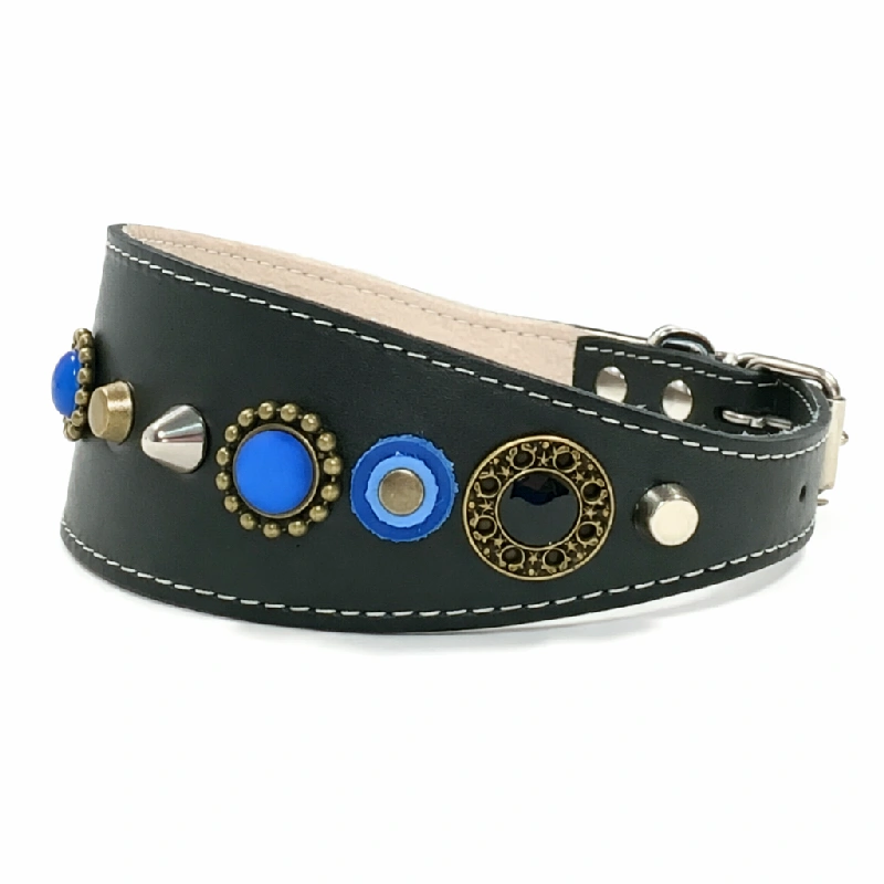 Leder Windhundhalsband “Mediterranean Blue Elegance” mit Blauen Steinen – Linke Seite Linke Seitenansicht des handgefertigten “Mediterranean Blue Elegance” Leder‑Windhundhalsbands, bei dem tiefblaue Steine auf glattem schwarzem Leder in einem eleganten Muster angeordnet sind. Die geschwungene Form folgt der feinen Halslinie eines Windhunds und verleiht dieselbe stilvolle, lebendige Präsenz für Dackel und Beagles.