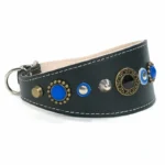 Rechte Seitenansicht des kunstvoll gefertigten “Mediterranean Blue Elegance” Leder‑Windhundhalsbands, das seine glänzenden blauen Steine harmonisch entlang des tiefschwarzen Leders zeigt. Die verjüngte Silhouette passt ideal zum schlanken Hals eines Whippets und bleibt ebenso elegant und ausdrucksstark für Cavalier King Charles Spaniels und Cocker Spaniels.