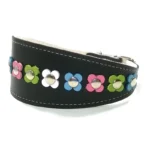 Linke Seitenansicht des schwarzen Leder‑Windhundhalsbands “Pastel Petal Pop”, mit zarten Pastellblumen für einen farbenfrohen, boho‑handgefertigten Look. Beschreibend für empfindliche‑Hals Rassen wie Dackel, Cavalier King Charles Spaniel und Beagle.