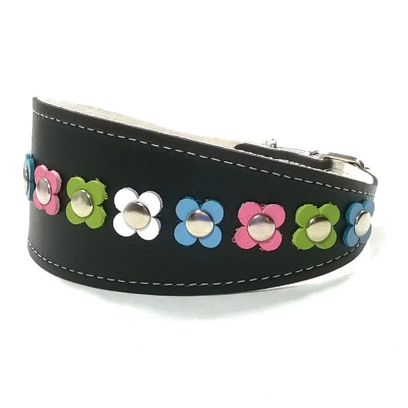Leder Windhundhalsband “Pastel Petal Pop” – Linke Seite Linke Seitenansicht des schwarzen Leder‑Windhundhalsbands “Pastel Petal Pop”, mit zarten Pastellblumen für einen farbenfrohen, boho‑handgefertigten Look. Beschreibend für empfindliche‑Hals Rassen wie Dackel, Cavalier King Charles Spaniel und Beagle.