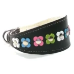 Rechte Seitenansicht des schwarzen Leder‑Windhundhalsbands “Pastel Petal Pop”, mit feinen Pastellblumendetails in einem lebendigen, kunsthandwerklichen Stil. Geeignet für empfindliche‑Hals Rassen wie Shiba Inu, Cocker Spaniel und Dackel.