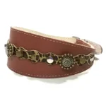 Linke Seitenansicht der Leder-Windhundhalsband “Camouflage Luxe” in Braun, mit markantem Leopardenmuster und feinen Schmucksteinen im Leopardenlook für einen extravaganten, luxuriösen Stil. Beschrieben für empfindliche‑Hals‑Rassen wie Dackel, Cavalier King Charles Spaniel und Beagle.