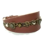 Rechte Seitenansicht der Leder-Windhundhalsband “Camouflage Luxe” in Braun, mit auffälligem Leopardenmuster und schimmernden Schmucksteinen im Leopardenlook in einem modernen, eye‑catching Design. Geeignet für empfindliche‑Hals‑Rassen wie Shiba Inu, Cocker Spaniel und Beagle.