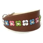 Rechte Seitenansicht des braunen Leder‑Windhundhalsbands “Pastel Petal Pop”, mit subtilen Pastellblumenakzenten in einem farbenfrohen, handgefertigten Stil. Geeignet für empfindliche‑Hals Rassen wie Shiba Inu, Cocker Spaniel und Beagle.