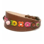 Linke Seitenansicht der handgefertigten “Rosy Deluxe” Leder‑Windhundhalsband mit Blumen und fein modellierten 3D‑Rosen. Die geschwungene Form passt sich elegant dem schlanken Hals eines Windhunds an und liegt ebenso weich und druckfrei bei Dackeln und Beagles.