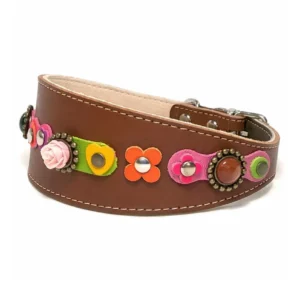 Linke Seitenansicht der handgefertigten “Rosy Deluxe” Leder‑Windhundhalsband mit Blumen und fein modellierten 3D‑Rosen. Die geschwungene Form passt sich elegant dem schlanken Hals eines Windhunds an und liegt ebenso weich und druckfrei bei Dackeln und Beagles.