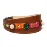 Rechte Seitenansicht der kunstvoll gefertigten “Rosy Deluxe” Leder‑Windhundhalsband mit zarten Blumen und detaillierten 3D‑Rosen. Die verjüngte Silhouette folgt der eleganten Halslinie eines Whippets, während sie auch angenehm und sanft am Hals von Cavalier King Charles Spaniels und Cocker Spaniels anliegt.