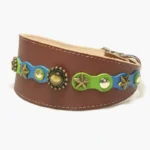 Linke Seitenansicht des handgefertigten “Springtime Spark” Leder‑Windhundhalsbands, in dem pastellgrünes und hellblaues Leder zu einer sanften, frischen Frühlingskombination verschmelzen. Die geschwungene Form folgt der eleganten Halslinie eines Windhunds und verleiht dieselbe leichte, moderne Ausstrahlung für Dackel und Beagles.