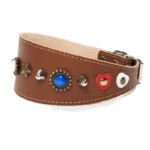 Linke Seitenansicht des handgefertigten “Tricolour Energy” Leder‑Windhundhalsbands mit rot‑weiß‑blauen Herzstuds, passenden Tricolour‑Steinen, Messingsternen, Messingstuds, silbernen Studs und abgerundeten silbernen Spikes. Die geschwungene Form folgt elegant dem Hals eines Windhunds und liegt ebenso weich und druckfrei bei Dackeln und Beagles.