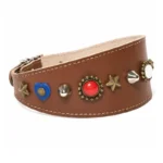 Rechte Seitenansicht des kunstvoll gefertigten “Tricolour Energy” Leder‑Windhundhalsbands mit rot‑weiß‑blauen Herzstuds, Tricolour‑Steinen, Messingsternen, Messingstuds, silbernen Studs und abgerundeten silbernen Spikes. Die verjüngte Silhouette passt sich der feinen Halslinie eines Whippets an und bleibt angenehm und sanft für Cavalier King Charles Spaniels und Cocker Spaniels.
