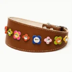 Linke Seitenansicht des handgefertigten “Vintage Bloom Fiesta” Windhundhalsbands, mit zarten Vintage‑Blumen auf warmem braunem Leder und heller Innenlage. Die geschwungene Form passt ideal zum eleganten Hals eines Windhunds und verleiht Cavalier King Charles Spaniels und Cocker Spaniels denselben stilvollen, blumigen Ausdruck.