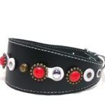 Handgemaakte windhond galgo halsband met luxe rode steentjes wit leren patches en elegante studs, design Coral