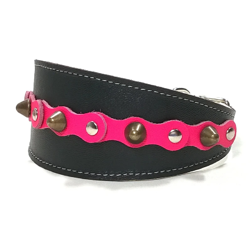 Collar de Galgo de Cuero con Pinchos Fucsia | Superpipapo “Glam Diva” (Lado Izquierdo) Vista del lado izquierdo del collar de galgo de cuero negro “Glam Diva” con accesorios fucsia, pinchos redondeados color latón y tachuelas planas plateadas, mostrado en razas elegantes como el Whippet y el Galgo Italiano, junto a perros de cuello sensible como el Teckel, cuyo pelaje liso resalta el contraste vibrante del diseño.