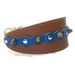 Vista del lado derecho del collar de galgo de cuero marrón “Deep Elegant” con accesorios azul oscuro, pinchos redondeados color latón y tachuelas plateadas, ideal para razas gráciles como el Galgo Español, así como para perros de cuello delicado como el Cavalier King Charles Spaniel y el Beagle, cuya silueta suave refuerza el carácter elegante del diseño.