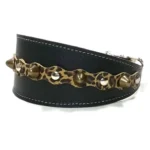 Vista del lado izquierdo del collar de galgo de cuero negro “Wild Spirit” con estampado de leopardo, pinchos redondeados color latón y tachuelas plateadas, mostrado en razas populares en España como el Galgo Español, el Beagle y el Cocker Spaniel, cuyos pelajes resaltan el carácter salvaje y elegante del diseño.