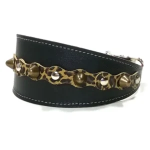 Vista del lado izquierdo del collar de galgo de cuero negro “Wild Spirit” con estampado de leopardo, pinchos redondeados color latón y tachuelas plateadas, mostrado en razas populares en España como el Galgo Español, el Beagle y el Cocker Spaniel, cuyos pelajes resaltan el carácter salvaje y elegante del diseño.