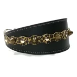 Vista del lado derecho del collar de galgo de cuero negro “Wild Spirit” con estampado de leopardo, pinchos redondeados color latón y tachuelas plateadas, ideal para razas muy comunes en España como el Pastor Australiano, el Cavalier King Charles Spaniel y el Labrador Retriever, cuya presencia equilibrada refuerza el estilo lujoso y salvaje del diseño.