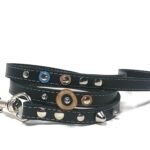 Stoere hondenriem met studded jeans kleurig leer en olijfkleurige schijfjes, Design Cool