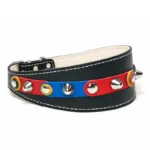 Vista lateral derecha del collar de galgo de cuero negro “Barça Bold”, con acentos vibrantes azul‑rojo que aportan un look colorido y extravagante. Ideal para razas de cuello sensible como el Shiba Inu, el Cocker Spaniel y el Teckel.
