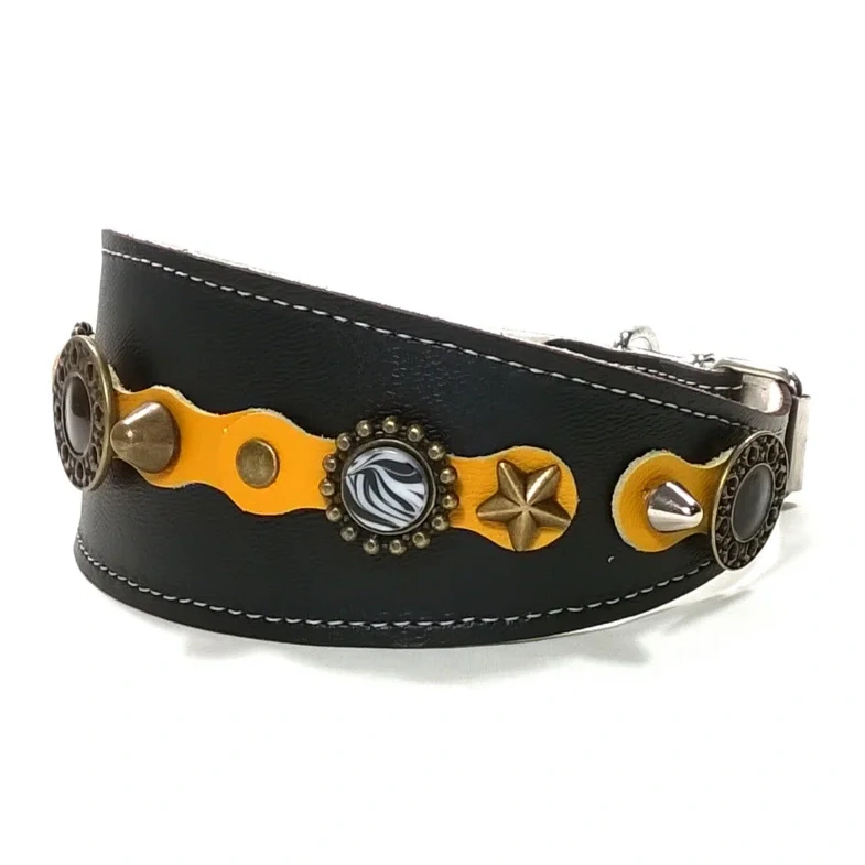 Windhundhalsband mit Gelben & Silbernen Lederpatches “Boldfire Crest” – Schwarzes Leder (Linke Seite) Linke Seitenansicht des luxuriösen schwarzen “Boldfire Crest” Windhundhalsbands, mit skulpturierten gelben und silbernen Lederpatches im modernen, markanten Crest‑Design, gezeigt an stilvollen Windhunden wie Whippet, Greyhound und Saluki, mit einem eleganten und auffälligen Premium‑Look.