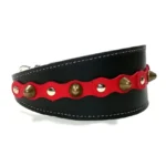 Rechte Seitenansicht des handgefertigten “Hot Rebel” Halsbands mit weichen, abgerundeten Nieten und kräftigen roten Details, ideal für stilvolle Windhunde wie den Afghanischen Windhund, den Irish Wolfhound und den Borzoi.
