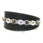 Linkerzijaanzicht van de zwarte “Metallic Edge” windhondenhalsband met zilverkleurige glanzende leren patches, messing afgeronde spikes en zilverkleurige platte studs, passend bij slanke, elegante rassen zoals de Whippet, Sloughi en Italiaanse Windhond, waarvan de gladde vacht de moderne metallic stijl versterkt.