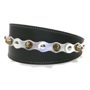 Linkerzijaanzicht van de zwarte “Metallic Edge” windhondenhalsband met zilverkleurige glanzende leren patches, messing afgeronde spikes en zilverkleurige platte studs, passend bij slanke, elegante rassen zoals de Whippet, Sloughi en Italiaanse Windhond, waarvan de gladde vacht de moderne metallic stijl versterkt.
