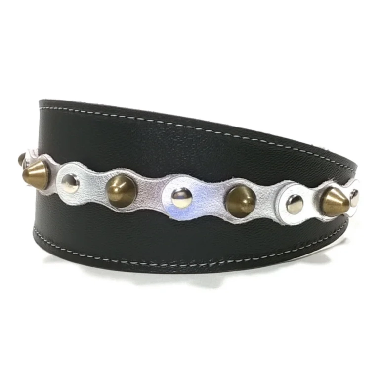 Zwarte Windhondenhalsband met Studs en Zilverkleurige Patches – “Metallic Edge” (Linkerzijde) Linkerzijaanzicht van de zwarte “Metallic Edge” windhondenhalsband met zilverkleurige glanzende leren patches, messing afgeronde spikes en zilverkleurige platte studs, passend bij slanke, elegante rassen zoals de Whippet, Sloughi en Italiaanse Windhond, waarvan de gladde vacht de moderne metallic stijl versterkt.