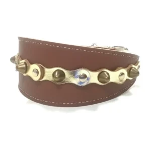 Vista lateral izquierda del collar de galgo de cuero marrón “Royal Luxe” con parches dorados brillantes, pinchos redondeados de latón y tachuelas planas plateadas, mostrado en razas estilizadas como el Whippet, el Sloughi y el Galgo Italiano, cuyo pelaje liso resalta los detalles dorados.
