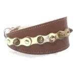 Vista lateral derecha del collar de galgo de cuero marrón “Royal Luxe” con parches dorados brillantes, pinchos redondeados de latón y tachuelas planas plateadas, ideal para razas expresivas como el Galgo Español, el Azawakh y el Saluki, cuyos tonos cálidos crean un contraste elegante con los acentos dorados.
