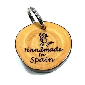 Unsere Hunde- und Katzenmarken sind Handgefertigt aus Spanischem Olivenholz.