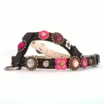 Hondentuigje Met Paarse Fuchsia & Roze Leren Bloemen – “Pink Blossom Bite”