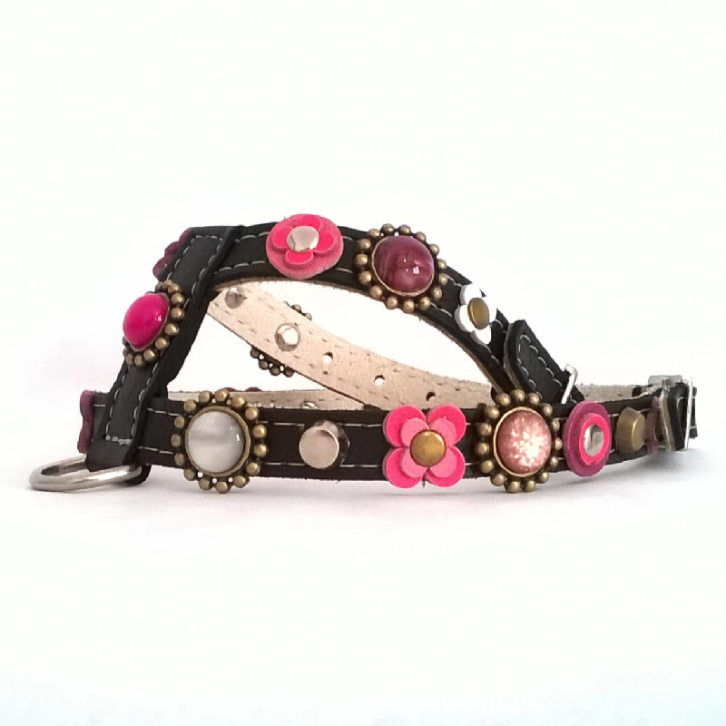 dog-harness-pink-blossom-bite-right-side Hundegeschirr Mit Lila, Fuchsia & Rosa Leder Blumen – “Pink Blossom Bite” – Bild 1